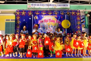 Tết Trung thu ở thị trấn Trường Sa, huyện Trường Sa, tỉnh Khánh Hòa vui tươi, đầm ấm.