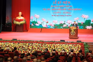Bí thư Thành ủy Hà Nội Đinh Tiến Dũng đọc diễn văn tại lễ kỷ niệm.