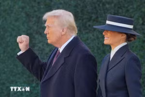 Tổng thống đắc cử Donald Trump cùng Phu nhân Melania Trump tới Nhà thờ Thánh John trong Ngày nhậm chức, ngày 20/1/2025. (Ảnh: REUTERS/TTXVN)