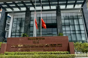 Nhiều trụ sở tại Thành phố Hồ Chí Minh treo cờ rủ trong ngày đầu Quốc tang nguyên Chủ tịch Đảng Nhân dân Cách mạng Lào, nguyên Chủ tịch nước Cộng hòa Dân chủ Nhân dân Lào Khamtay Siphandone. 