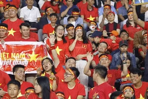 Cổ động viên Việt Nam trên khán đài trong trận đấu ra quân giữa đội tuyển Việt Nam và đội tuyển Lào ở bảng B AFF Cup 2022. (Ảnh: Phạm Kiên/TTXVN)