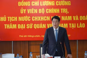Chủ tịch nước Lương Cường phát biểu tại cuộc gặp với cán bộ, nhân viên Đại sứ quán Việt Nam tại Lào.