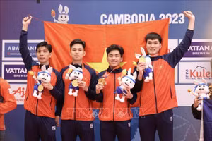 Đội tuyển Đấu kiếm Việt Nam giành Huy chương Vàng nội dung Kiếm liễu đồng đội nam sau khi xuất sắc vượt qua các vận động viên Singapore ở trận chung kết với tỉ số 45-37, giành HCV thứ 128 cho Đoàn Thể thao Việt Nam. (Ảnh: TTXVN) 