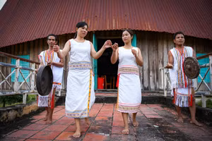 Người Rơ Măm ở làng Le (xã Mô Rai, huyện Sa Thầy) (Ảnh: THÀNH ĐẠT)