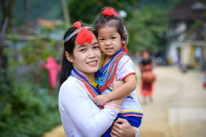 2 mẹ con người Co (Ảnh: THÀNH ĐẠT)