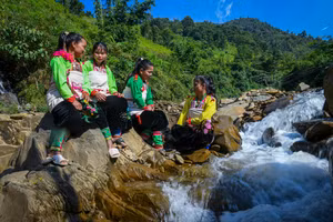Các thiếu nữ Mảng (Ảnh: THÀNH ĐẠT)