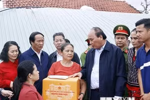 [Ảnh] Chủ tịch nước kiểm tra công tác khắc phục thiệt hại mưa bão ở Đà Nẵng 