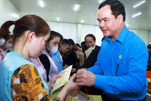 Chủ tịch Tổng Liên đoàn Lao động Việt Nam Nguyễn Đình Khang trao quà tặng công nhân lao động hoàn cảnh khó khăn tại tỉnh Bắc Ninh.