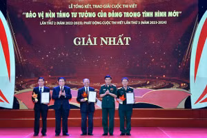 Đại tướng Phan Văn Giang, đồng chí Nguyễn Xuân Thắng trao giải cho các tác giả đạt giải Nhất cuộc thi viết “Bảo vệ nền tảng tư tưởng của Đảng trong tình hình mới”, tháng 4/2023. (Ảnh: ĐÔNG HÀ)