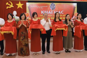 Các đại biểu cắt băng khai mạc trưng bày chuyên đề "Thái Bình in dấu chân Người".