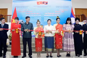 Cắt băng khai mạc Trưng bày chuyên đề 'Đất nước, con người và văn hóa Việt Nam'. (Ảnh: TTXVN)
