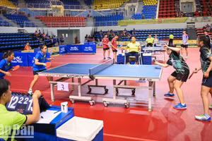 Các vận động viên bước vào tranh tài nội dung thi đấu đôi nam, đôi nữ, đôi nam nữ tại Giải vô địch bóng bàn quốc gia Báo Nhân Dân lần thứ 41. (Ảnh: Duy Linh)