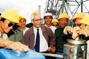 Thủ tướng Võ Văn Kiệt trên công trường đường dây 500KV Bắc-Nam. (Ảnh: Minh Đạo)