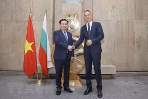 Chủ tịch Quốc hội Vương Đình Huệ tiếp ông Dimitar Nikolov, Thị trưởng thành phố Burgas. (Ảnh: Doãn Tấn/TTXVN)