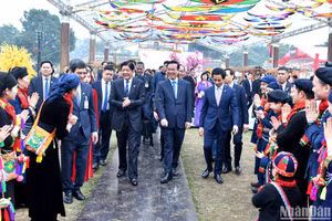 Chủ tịch nước Võ Văn Thưởng và Tổng thống Philippines Ferdinand Marcos Jr. tham quan không gian Tết Việt 2024 tại Hoàng thành Thăng Long (Hà Nội). 