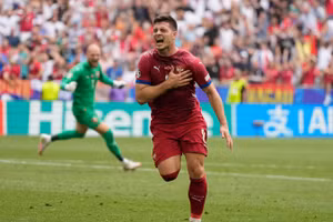 Tiền đạo Luka Jović tỏa sáng kịp thời ghi bàn thắng gỡ hòa vào phút bù giờ cuối cùng cho đội tuyển Serbia. (Ảnh: AP)