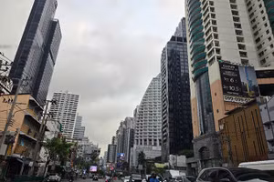 Nhà cao tầng tại Thái Lan không bị ảnh hưởng nặng do động đất ngày 28/3. (Ảnh: Xuân Sơn).
