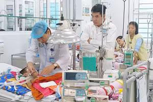 Bác sĩ Phạm Văn Dũng (bên trái) thăm khám cho bệnh nhân.