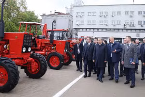 Tổng Bí thư Tô Lâm và Thủ tướng Belarus Aleksandr Turchin thăm Nhà máy Máy kéo Minsk. (Ảnh: Thống Nhất/TTXVN) 