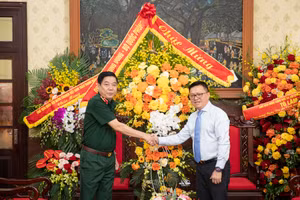 Trung tướng Nguyễn Văn Gấu, Ủy viên Trung ương Đảng, Phó Chủ nhiệm Tổng cục Chính trị Quân đội nhân dân Việt Nam dẫn đầu đoàn công tác đến thăm, chúc mừng Báo Nhân Dân.​