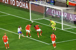 Đội tuyển Pháp ra quân và có được chiến thắng 1-0 trước Áo với bàn thắng phản lưới nhà. (Ảnh: Guardian)