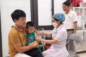 Người dân trên địa bàn Hà Nội đưa trẻ đi tiêm vaccine phòng bệnh sởi.