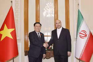 Chủ tịch Quốc hội Vương Đình Huệ và Chủ tịch Quốc hội Iran Mohammad Bagher Ghalibaf. (Ảnh TTXVN)