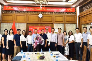 Chi bộ tặng hoa cho Bí thư-Đại sứ Lý Quốc Tuấn nhận huy hiệu 30 năm tuổi Đảng. (Ảnh: TTXVN phát)