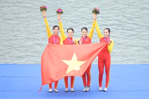 Các vận động viên Bùi Thị Thu Hiền, Lường Thị Thảo, Nguyễn Thị Giang và Phạm Thị Thảo trên bục vinh quang. (Ảnh: Đoàn Thể thao Việt Nam)