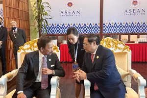 Thủ tướng Phạm Minh Chính và Quốc vương Brunei Hassanal Bolkiah trong cuộc gặp chiều 10/11/2022, tại thủ đô Phnom Penh, Campuchia. (Ảnh:TTXVN)