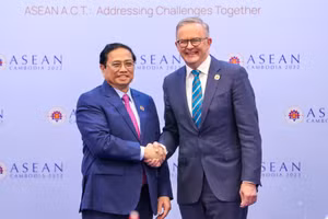 Thủ tướng Phạm Minh Chính gặp Thủ tướng Australia Anthony Albanese nhân dịp Hội nghị Cấp cao ASEAN lần thứ 41 tại Campuchia, tháng 11/2022. Ảnh: VGP/Nhật Bắc