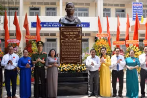 Lãnh đạo tỉnh Bến Tre cùng thân nhân gia đình tổ chức khánh thành tượng chân dung Anh hùng Lực lượng vũ trang nhân dân Trần Thị Tiết