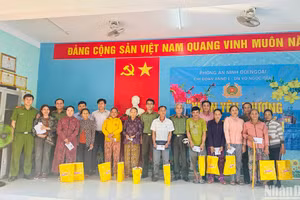 Trao quà cho bà con ngư dân vùng biển huyện Bình Sơn.