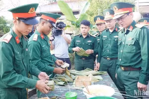 Cán bộ, chiến sĩ gói bánh chưng xanh tặng bà con vùng An toàn khu Ba Tơ.