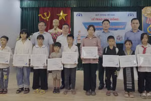 Trao học bổng Vòng tay nhân ái năm 2023 cho 9 học sinh tại Điện Biên.
