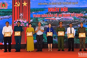 Chính quyền huyện Thới Bình (tỉnh Cà Mau) khen thưởng cho những tập thể, cá nhân tiêu biểu trong phong trào toàn dân bảo vệ an ninh Tổ quốc. 
