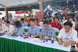 Ban giám khảo làm việc tại hội thi “Sản phẩm OCOP tiêu biểu vùng đồng bằng sông Cửu Long năm 2023”. 