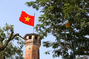 [Ảnh] Hà Nội rực rỡ cờ hoa dịp lễ 30/4