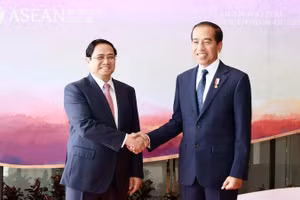 Thủ tướng Phạm Minh Chính và Tổng thống Indonesia Joko Widodo tại Labuan Bajo. (Ảnh: Dương Giang/TTXVN)