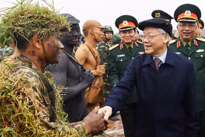 Tổng Bí thư Nguyễn Phú Trọng, Bí thư Quân ủy Trung ương kiểm tra công tác huấn luyện, sẵn sàng chiến đấu của một số đơn vị tại Trường bắn Quốc gia khu vực 1, ngày 19/11/2017. (Ảnh: TRỌNG HẢI/qdnd.vn)