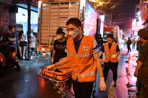 Lực lượng chức năng tiếp cận hiện trường vụ cháy. (Ảnh: THÀNH ĐẠT)