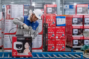 Lao động tại Công ty Tân Á-Đại Thành. (Ảnh: SƠN TÙNG)