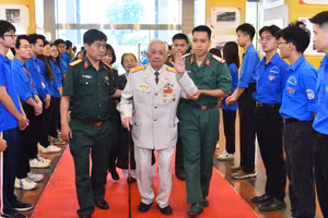 Đại biểu dự gặp mặt tri ân các đại biểu cựu chiến binh, cựu công an nhân dân, cựu thanh niên xung phong, cùng các gia đình chính sách, người có công đã trực tiếp tham gia giải phóng Thủ đô trong thời kỳ kháng chiến chống Pháp do thành phố Hà Nội tổ chức. (Ảnh: THỦY NGUYÊN)