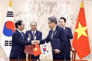 Chủ tịch nước Nguyễn Xuân Phúc và Tổng thống Hàn Quốc Yoon Suk Yeol chứng kiến lễ ký Biên bản ghi nhớ về việc thúc đẩy hợp tác trên cơ sở “Đối tác hợp tác chiến lược toàn diện” giữa Bộ Ngoại giao hai nước. (Ảnh: TTXVN)