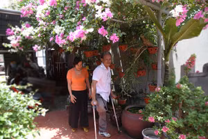 39 năm qua, bà Hoa luôn hỗ trợ chồng mọi việc trong cuộc sống.