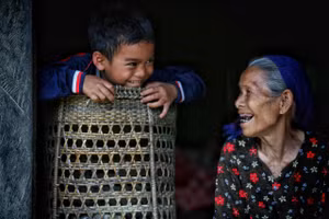 Hai bà cháu Bru-Vân Kiều. (Ảnh: Thành Đạt)