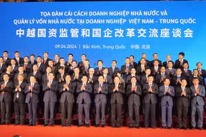 Chủ tịch Quốc hội Vương Đình Huệ chụp ảnh kỷ niệm với đại biểu Việt Nam và Trung Quốc dự Tọa đàm.