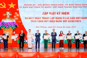 Trao Huy hiệu Đảng tặng các đảng viên.