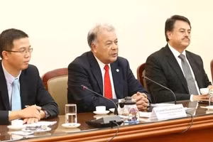 Tổng Bí thư Đảng Lao động Mexico Aberto Anaya Gutierrez (giữa). (Ảnh: TTXVN)