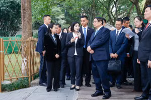 Thủ tướng Phạm Minh Chính và đoàn công tác được các hướng dẫn viên giới thiệu khi tham quan Khu Di tích lịch sử Hồng Nham. (Ảnh: VGP/Nhật Bắc)